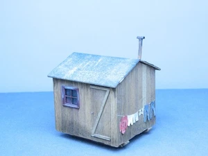 CONSTRUIDO O Modelo Artesano Madera CABAÑA DE TRABAJADOR EN PATINES CON COLGANTE DE LAVANDERÍA - Imagen 1 de 4