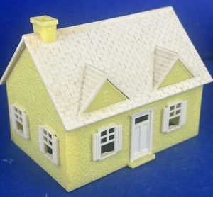 Vintage Plasticville Building HO Cape Cod yellow House - Picture 1 of 6