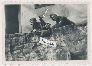 Foto Wehrmacht Soldaten mit Granatwerfer 36  2.WK (3291a)