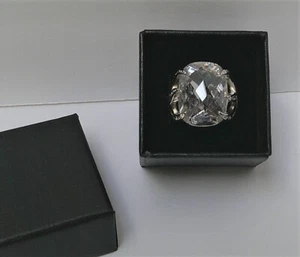 Anillo de cóctel vintage firmado NV tono plata y vidrio transparente estrás talla 8,25 - Imagen 1 de 17