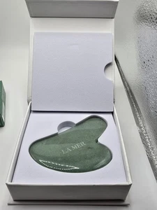 La Mer Jade Stone strumento per scolpire massaggio viso NUOVO IN SCATOLA - Foto 1 di 4