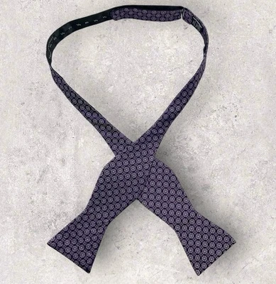 Pajarita John W. Nordstrom para hombre de seda de lujo púrpura geométrica con:2,5" usada en excelente estado Foto 1 de 3