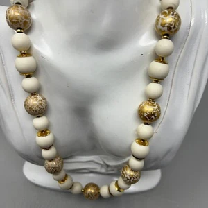 Collar Vintage Cuentas Tono Blanco y Dorado Tapas 30 Pulgadas Hecho en Japón - Imagen 1 de 7