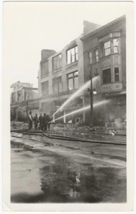 ¡FUEGO! Manguera de bomberos destruidos City Building instantánea original - Imagen 1 de 1
