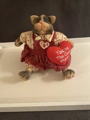 Коллекционный Beanbag сидящий кот в платье-джемпер. Керамическая голова, руки и ноги - Изображение 1 из 4