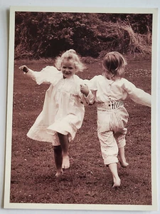 1980 COUNTRYCORE PC CUTE CHILDREN PLAYING SKIPPING CAROLINE ARBER PHOTO - Picture 1 of 2