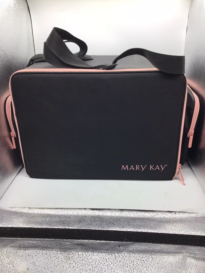 Bolsa de viaje Mary Kay XL tiene correa y 3 compartimentos de plástico (19X19X12) Foto 1 de 4
