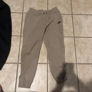 Nike Tech Pants Tan Size Kids XL - Picture 1 of 3