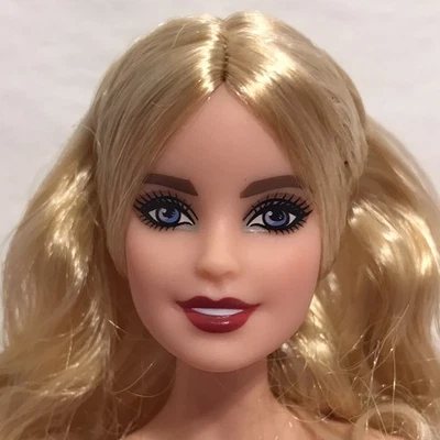 Boneca Mattel Holiday Barbie modelo musa nua loira Millie sorridente esculpida 2018 - Imagem 1 de 4