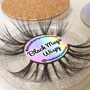 RTL PESTAÑAS DE VISÓN NATURAL ACAMPANADAS NATURALES TENUES Black Magic Wispy 25 mm LARGAS - Imagen 1 de 3