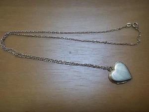9ct YELLOW GOLD SUNBURST HEART SHAPE 2 PICTURE LOCKET WITH 20" CHAIN 7g - Picture 1 of 1