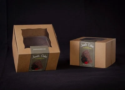 paquete de dos pasteles de ron jamaicano de 4" (10 oz), en cajas de papel artesanal Foto 1 de 4