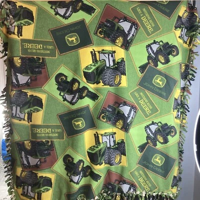 Manta anudada polar hecha a mano John Deere 54x52 tractor ciervo animales verdes Foto 1 de 4