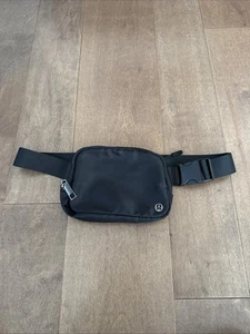 Borsa cintura Lululemon Everywhere 1L nera ottima - Foto 1 di 3
