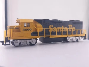 *READ LIFE LIKE HO Scale #3600 Santa Fe Dummy GP38 Non Powered Diesel Locomotive - Picture 1 of 14