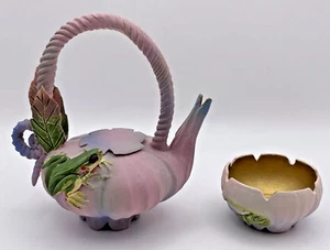 Signierte Nancy Yturriaga Adams Kunstkeramik Lotusblume & Frosch Teekanne & Mini Tasse - Bild 1 von 20