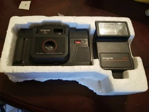 ARGUS 100 38mm Vintage Camera with 215 Flash Made In Japan - Picture 1 of 4