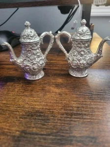 2 Vintage W.B. Mfg Co. Silver Plated Repousse Teapot Salt & Pepper shakers - Picture 1 of 6