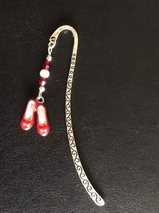 ❤️ WIZARD OF OZ BOOKMARK DOROTHY RUBY RED ENAMEL SHOES SLIPPERS gift bag - Foto 1 di 3