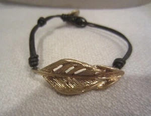 Pulsera CHLOE + ISABEL Hoja Pluma Tono Dorado Lazo Cuero Marrón - Imagen 1 de 2