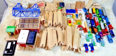 Lote De Colección Thomas and Friends de 140 Piezas Ferrocarril De Madera Y Trenes Magnéticos + Foto 1 de 4