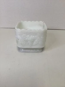 Piantana vintage con piedistallo in vetro latte smerlato quadrato raccolta uva ancoraggio - Foto 1 di 2
