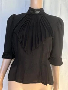 Nancy Johnson Bluse Plissee Ascot Latzschal hochgeschlossen viktorianisch romantisch Goth S - Bild 1 von 8