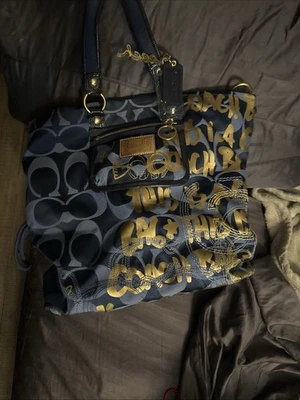 Bolso de Mano Coach Poppy Raro Apliques Graffiti Script Spotlight 14542 Azul y Dorado Foto 1 de 4