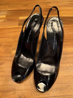 Tacones para mujer Marc by Marc Jacobs charol negro punta abierta talla 9 Foto 1 de 4