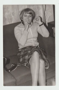 Photo Women Cute Face Hairstyle Dress Fashion Unusual Smoking VTG - Picture 1 of 2