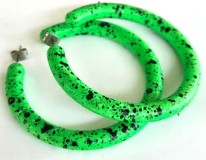 Vintage Neon Green Black Speckled Round Hoop Pierced Earrings 2.25" - Picture 1 of 5