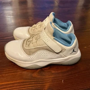 Nike Air Jordan 11 CMFT Low Sneaker Boys 1.5Y White Beige Hook & Loop CZ0905-100 - Imagen 1 de 14