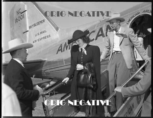 Foto de Neg Walter Brennan American Airlines DC-3 Westerner Dallas Premiere de 1940 - Imagen 1 de 1