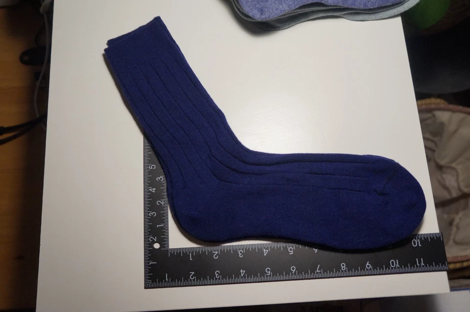 Calcetines de cachemir acanalados Johnstones of Elgin para hombre - azul marino talla 7-9 Foto 1 de 1