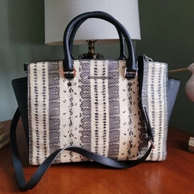 Bolsa satchel Michael Kors Selma grande preta e creme couro em relevo píton - Imagem 1 de 4