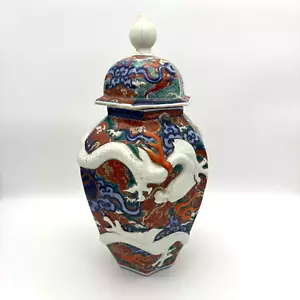 Antike japanische Vase mit Sechseckdeckel bemalt Drachenszenen Unikat Gefäß Behälter - Bild 1 von 15
