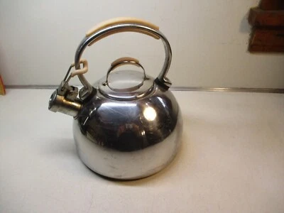 KitchenAid Cook for the Cure Whistling Tetera 2 Cuartos Acero Inoxidable con Rosa Foto 1 de 4