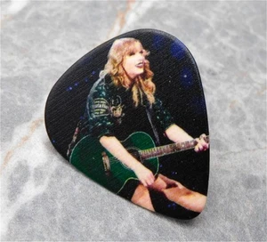 Taylor Swift Gitarren-Plektrum Anstecknadel oder Krawattennadel - Bild 1 von 4