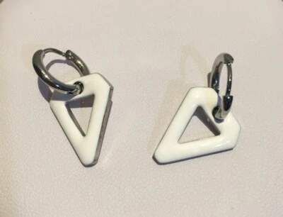 Coppia di orecchini acciaio bianco steel cerchietto V Valentina triangolo 0186 - Immagine 1 di 3