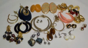 VINTAGE NOW OT OF 20 PAIRS EARRINGS MULTI COLORED GOLD & SILVER TONE #5 - Picture 1 of 13