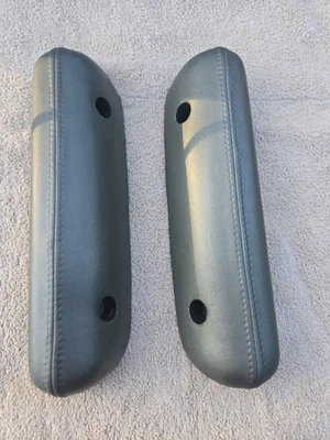 Ford Mustang 1967 izquierdo y derecho; almohadilla de reposabrazos estándar; par verde hiedra Foto 1 de 4