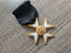 Vintage Gold Toned White Enamel Masonic Knights Templar Medal Pin - Picture 1 of 5