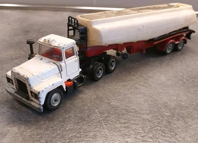Corgi Major Mack Truck & Esso Petrol Tanker Toy No. 1152 Made in England - Immagine 1 di 4