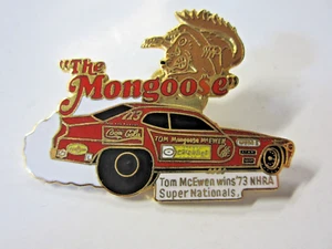 NHRA 1973 Tom Mongoose McEwen CareFree Gummi Staubtuch F/Car Drag Racing Hut Pin - Bild 1 von 2