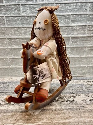 Анимированная Страшная Жуткая Тряпичная Кукла На Качающейся Лошади Звуковые Огни Хэллоуин Новая с ценниками - Изображение 1 из 4