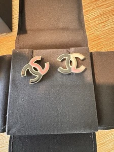 AUTH NEW Chanel Pink Black Interlocking CC 2023 Enamel Stud Earrings - Picture 1 of 5