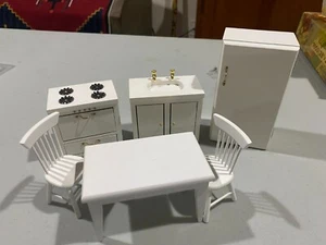 Small Town Treasures Miniatur Küchenset: Tisch, 2 Stühle, Spüle, Herd, Kühlschrank - Bild 1 von 1