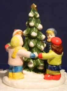 Dept 56 Orig Snow Vill: NIÑOS ALREDEDOR DEL ÁRBOL - 50946, retirado - Imagen 1 de 10