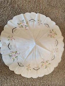 Vintage Hand Embroidered Round Tablecloth 20 X 20 Dainty Floral Pattern - Picture 1 of 7