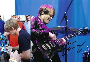Chris Chaney 'ACDC' persönlich gesammelt Foto 20x25 original Autogramm +Foto - Picture 1 of 3